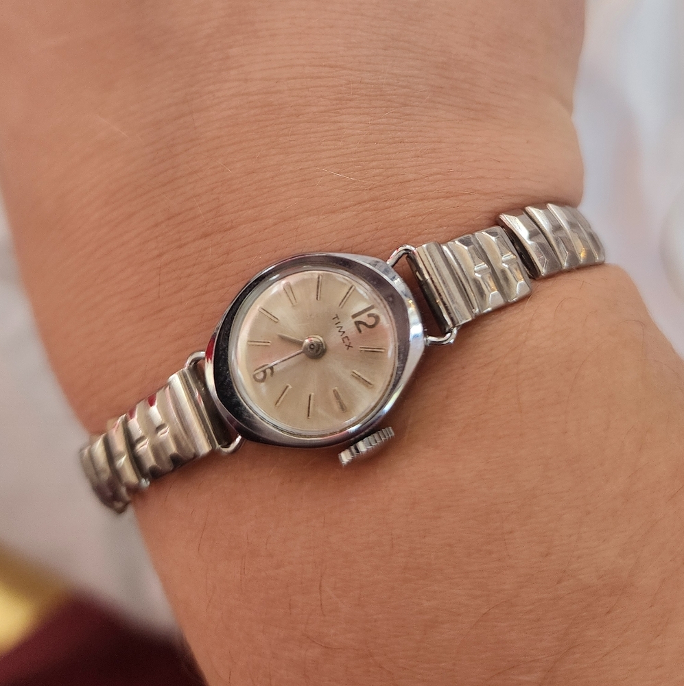 Vintage 70’s Timex Ladies Silver Tone Dainty Watch with stretch band